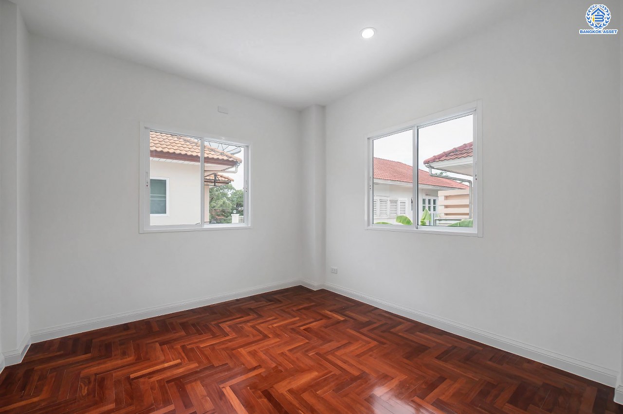 บ้านมือสองตกแต่งใหม่ โครงการ มณีรินทร์ เลคแอนด์พาร์ค ราชพฤกษ์-ติวานนท์ เนื้อที่ 64.1 ตร.ว. ฟังก์ชัน 4 ห้องนอน 3 ห้องน้ำ 1 ห้องอเนกประสงค์ จอดรถได้ 2 คัน บรรยากาศเงียบสงบเป็นส่วนตัว สิ่งอำนวยความสะดวกมากมาย บนทำเลติดถนนใหญ่ เชื่อมต่อถนนราชพฤกษ์ ใกล้จุดขึ้นทางด่วน "ศรีสมาน"...